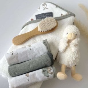 The Little Linen Company バスギフトセット TLLC Bath Gift Set ぬいぐるみとベビー雑貨（ベビー用ぬいぐるみ ミニタオル 3枚 ヘアブラシ 1個 フード付きタオル）ギフト プレゼント 出産祝い