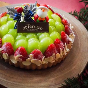 【冷蔵でお届け2025クリスマス】軽井沢農園パティスリーからいちごとシャインマスカットのクリスマスタルト（5号サイズ４‐6人分）　(※到着日にお召し上がりください)【無料メッセージカード、無料プレート付き】