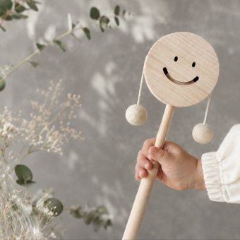 国産ヒノキのニコちゃんでんでん太鼓｜木製ベビー楽器・手作りおもちゃ｜出産祝い・誕生日プレゼント