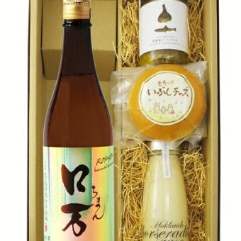 ★ 送料無料 ★ ロ万 （ ろまん ） 純米吟醸  720ml ＋ おつまみ 3種セット【 9441 】【 日本酒・おつまみセット 】【 要冷蔵 】【 ハロウィン 贈り物 ギフト プレゼント 誕生日 結婚のお祝い 】