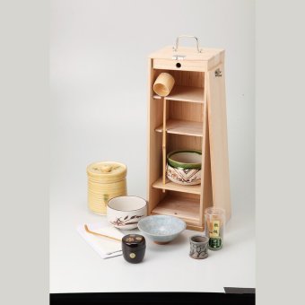 白桐短冊揃 冬茶碗・夏茶碗・建水・水指・蓋置：陶器、茶筅・茶杓・柄杓：竹、棗：ABS樹脂、茶巾：片麻、短冊：桐 夏茶碗・蓋置：美濃焼、冬茶碗・水指・建水：瀬戸焼、茶筅：中国製、その他：国産 やきものの里から、暮らしを贈ります。　ギフト 食器 セット テーブルウェア