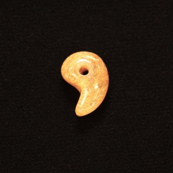 天然石 勾玉ゴールドルチル 約0.6g 丸みのあるふっくらしたフォルム 仕事運 成功 お守り GHM53 交換用ゴム＆巾着付 財運 石 京海堂