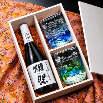 卒業 退職 名入れ ペアギフト SXX 酒セット 獺祭 磨き三割九分 純米大吟醸 720ml & 琉球ガラス 元祖 美ら海 ロックタンブラー 2点 木箱入り / プレゼント ギフト 夫婦 結婚 金婚式 銀婚式 退職 記念 誕生日 長寿 祝い ロックグラス