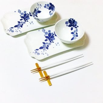 特撰洋食器ギフトセット　ウェッジウッドWEDGWOOD　ストロベリーブルーム　インディゴ　ライスボウル　/　クチポールCutipol-GOAゴールド　ホワイト　箸・箸置きセット　８ピースセット　　食器セット【新生活　結婚祝い　引っ越し祝い　食器セット　ブランド食器　カトラリー】