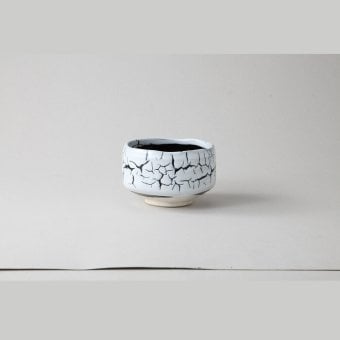 白黒荒貫入 抹茶碗 陶器 美濃焼 やきものの里から、暮らしを贈ります。　ギフト 食器 セット テーブルウェア