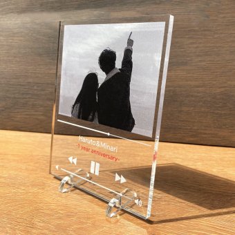 写真入り ミュージックフォトフレーム 名入れ タイトル メッセージ アクリル 写真立て フォトプレート カップル 彼氏 彼女 恋人 夫婦 家族 友達 一年記念日 交際記念日 結婚記念日 誕生日 高校生 大学生 音楽アプリ SNS インスタ映え 結婚祝い 結婚式 ウェルカムボード 両親 プレゼント ギフト 贈り物 記念品 思い出 オーダーメイド オリジナル かわいい おしゃれ 淡色 シンプル 日本製