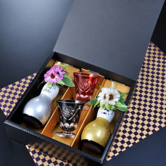退職 異動 名入れ ペアギフト SXX 酒セット 日本酒 八海山 純米大吟醸・大吟醸 ひょうたん瓶 180ml & 切子 足付 お猪口 2点 コサージュ付 ギフトBOX入り / プレゼント ギフト 夫婦 結婚 金婚式 銀婚式 退職 記念 誕生日 長寿 祝い 冷酒盃 赤 青 黒 選べるカラー 飲み比べ
