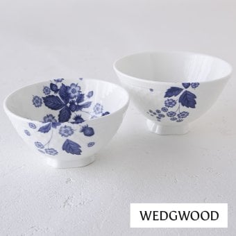 ウェッジウッド ストロベリー ブルーム インディゴ 夫婦茶碗 1053155 wedgwood  茶碗  ペア セット おしゃれ ブランド 高級 お茶碗 かわいい 白 陶器 結婚祝い 内祝い 新築祝 誕生日 プレゼント ギフト 電子レンジ 食洗機対応 引き出物 【正規品】
