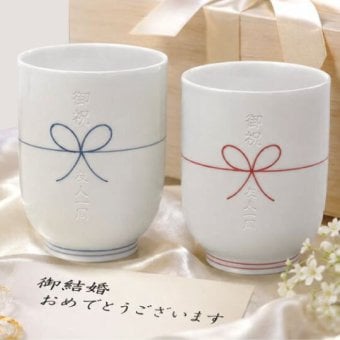 敬老の日 名入れ ペアギフト SXX 波佐見焼 夫婦湯呑 手書きリボン結び 赤 青 2点 木箱入り / プレゼント ギフト 両親 夫婦 結婚 金婚式 銀婚式 退職 記念 誕生日 長寿 祝い 数量限定商品