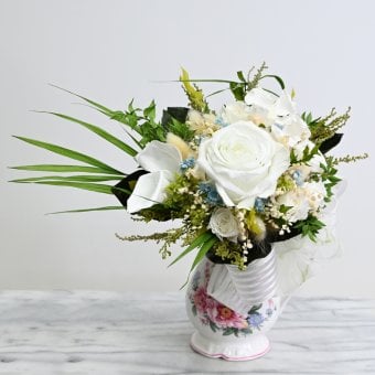 【最後の1点】記念日 誕生日 　白き祝福の花束 ― 風をまとう一輪 ―　超大輪ローズ 薔薇　つぼみ薔薇　陶器製ピッチャー　送料無料