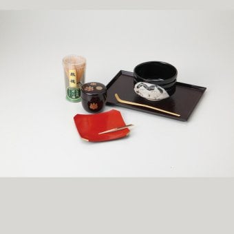いっぷく碗揃 茶碗：陶器、銘々皿・盆・棗：ABS樹脂、茶筅・茶杓：竹、楊枝：黒文字 茶碗／美濃焼、茶筅／中国製、その他／国産 やきものの里から、暮らしを贈ります。　ギフト 食器 セット テーブルウェア