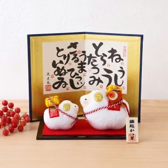 正月飾り 干支未 未 置物 ちりめん 縁起かつぎ 親子未 リュウコドウ お正月飾り 正月飾り置物 干支の置物 迎春飾り 十二支 おしゃれ 未 ひつじ ヒツジ 2027 木札特典付き かわいい 縁起物 ディスプレイ 部屋飾り 玄関飾り 龍虎堂 .干支置物.