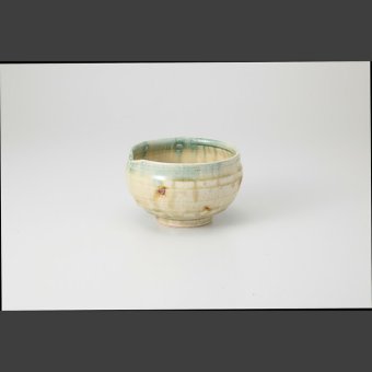 ヒワ錆点 片口抹茶碗 陶器 美濃焼 やきものの里から、暮らしを贈ります。　ギフト 食器 セット テーブルウェア