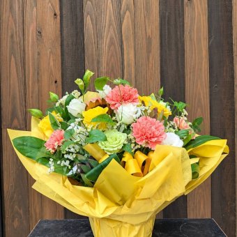 フラワーアレンジメント【黄色・オレンジ系】当店 おまかせ アレンジ 贈り物 黄色 オレンジ 敬老の日 お祝い お誕生日 記念日 送別 プレゼント ギフト 花 おしゃれ 結婚記念日 フラワーギフト 華やか アレンジメントフラワー 周年記念 誕生日 記念日 生花 クリスマス ホワイトデー 母の日 卒業式 発表会
