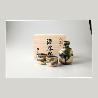 桂山作 手造り民藝織部酒器揃 陶器 美濃焼 やきものの里から、暮らしを贈ります。　ギフト 食器 セット テーブルウェア