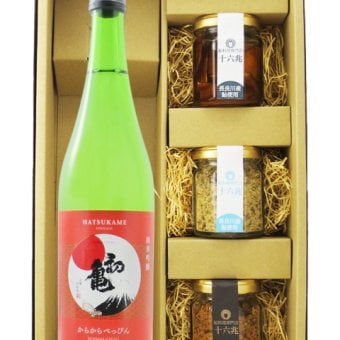 ★ 送料無料 ★  初亀 べっぴん 辛2 ( からから ) 純米吟醸 720ml  ＋ 鮎のおつまみ3種セット【 日本酒・おつまみセット 】【 要冷蔵 】【 6038 】【 ハロウィン 贈り物 ギフト プレゼント 誕生日 結婚のお祝い 】