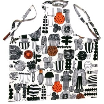 マリメッコmarimekko プータルフリンパルハート 74334－193 エプロン ホワイト／ブラック／オレンジ【キッチン　エプロン　プレゼント　贈り物　母の日　】【御結婚御祝・内祝・新築御祝・還暦御祝・御礼・寿・ギフト包装可能】