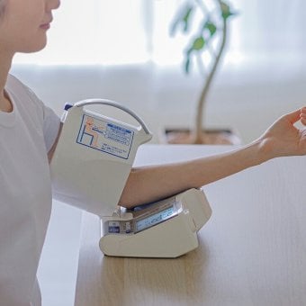 オムロン 血圧計 上腕式 デジタル 自動血圧計 腕置き 腕を入れるだけ スポットアーム 可動式腕帯 全自動巻き付け メモリー機能 HCR-1602 1年間保証書付き　送料無料