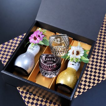 退職 異動 名入れ ペアギフト SXX 酒セット 日本酒 八海山 純米大吟醸・大吟醸 ひょうたん瓶 180ml & 切子 丸型おちょこグラス 2点 コサージュ付 ギフトBOX入り / プレゼント ギフト 夫婦 結婚 金婚式 銀婚式 退職 記念 誕生日 長寿 祝い お猪口 ぐい飲み 冷酒グラス 赤 紺 黄 紫 選べるカラー 飲み比べ