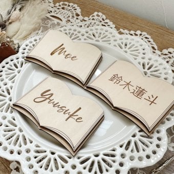 【10個～】木製ミニBOOK席札　　名前札 木札 洋書 名入れ お土産 プチギフト 結婚式 披露宴 ブライダル 準備