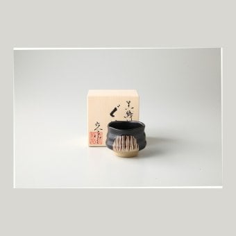 六兵衛作　黒織部　ぐい呑 陶器 瀬戸焼 やきものの里から、暮らしを贈ります。　ギフト 食器 セット テーブルウェア