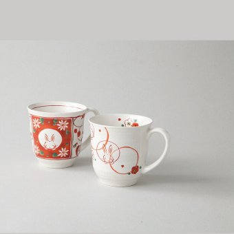赤絵花うさぎ ぺアマグ 陶器 美濃焼 やきものの里から、暮らしを贈ります。　ギフト 食器 セット テーブルウェア