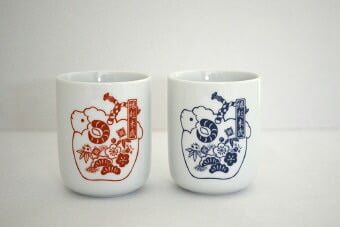 丸湯呑縁起（2色アソート） 指定不可 No.75-AS 景品 記念品 粗品 ノベルティ 名入れ 御挨拶 ご挨拶