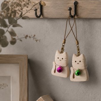 ねこの木製ストラップ｜国産ヒノキ｜かわいい猫モチーフ｜バッグ・ポーチ・鍵にも｜木のぬくもり