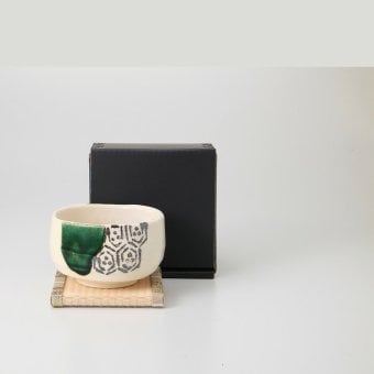 亀甲織部抹茶碗ミニ台座付 陶器 瀬戸焼 やきものの里から、暮らしを贈ります。　ギフト 食器 セット テーブルウェア