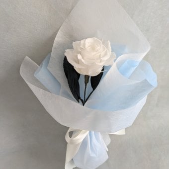 【プリザーブドフラワー／白薔薇のふんわり一輪ラッピング】