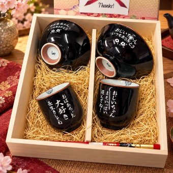 敬老の日 退職 名入れ ペアギフト SXX 波佐見焼 食器セット 内椿 赤 緑 夫婦湯呑 と 夫婦茶碗 と おまかせ箸 6点 木箱入り / プレゼント ギフト 両親 夫婦 結婚 金婚式 銀婚式 退職 記念 誕生日 長寿 祝い