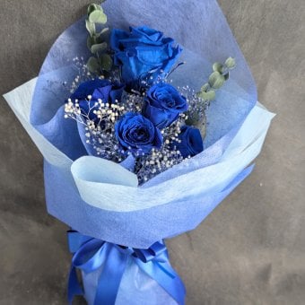 プリザーブドフラワー青い薔薇5輪とかすみ草のふんわり花束（花束ラッピング）