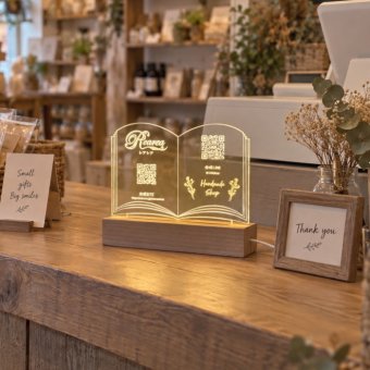 光るアクリルBOOKスタンド ロゴ・QRコード彫刻　　ショップ お店 店舗 開店祝い レジ横 オーダーメイド 御祝 プレゼント ギフト 木製 透明 フリーWi-Fi インスタ LINE バーコード USB ライト 照明 本 洋書 雑貨 美容院 本屋 花屋 ペットショップ 家具屋