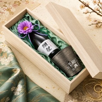 【早割】敬老の日 退職 名入れ ギフト SXX 酒セット 日本酒 獺祭 純米大吟醸45 180ml & 波佐見焼 雅焼酎カップ 紐リボン・コサージュ付 木箱入り / プレゼント ギフト 退職 記念 誕生日 還暦 古希 喜寿 傘寿 米寿 緑寿 早寿 長寿 祝い