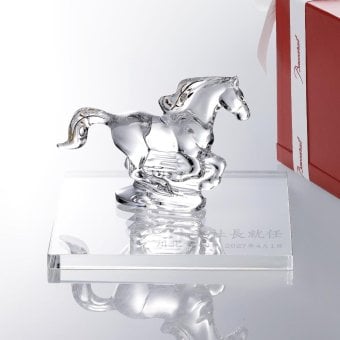 Baccarat バカラ 干支 馬 ゴールド・当店オリジナル クリスタルガラス台座 20×20cm セット 名入れ彫刻代込み 名入れ 名前入り 彫刻 刻印 ギフト 記念品 誕生日 受賞 祝い 法人 開店 周年 高級 ブランド 置物 オーナメント 2026 午 クリスタル