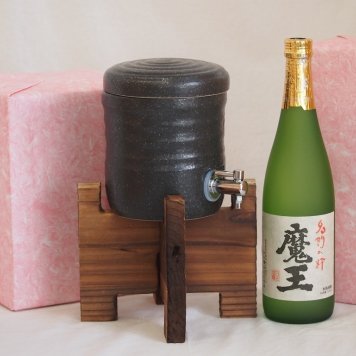 国産美濃焼 焼酎サーバー1200cc木代付セット(13.5×15.5cm 1.6kg)白玉醸造 本格芋焼酎 名門の絆魔王 (鹿児島県) 720ml