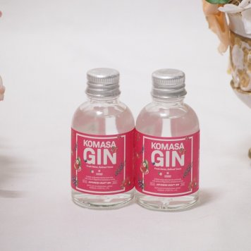 鹿児島県産イチゴ2本セット(ミニチュアジンKOMASA-GIN 苺 45%vol) 45ml×2本
