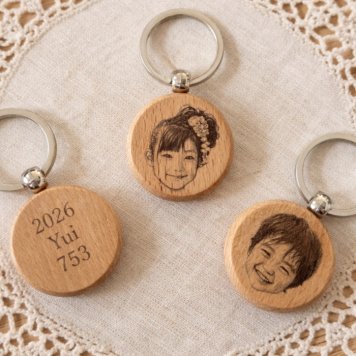 お顔のスケッチ画風・木製キーホルダー　　母の日 父の日 敬老の日 誕生日 クリスマス 卒園 プレゼント ギフト プチギフト 記念日 オーダー 彫刻 刻印 名入れ 文字入れ 写真 似顔絵 子供の写真 おじいちゃん おばあちゃん 
