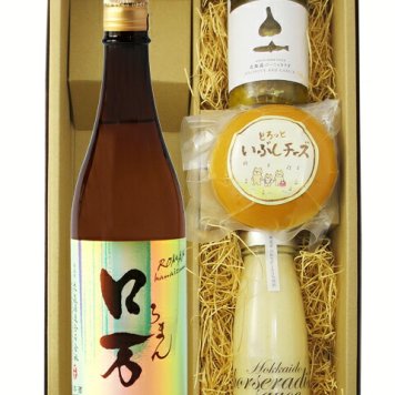 ★ 送料無料 ★ ロ万 （ ろまん ） 純米吟醸  720ml ＋ おつまみ 3種セット【 9441 】【 日本酒・おつまみセット 】【 要冷蔵 】【 ハロウィン 贈り物 ギフト プレゼント 誕生日 結婚のお祝い 】