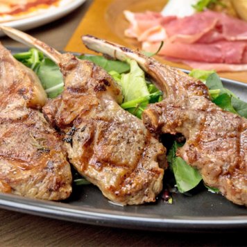 豪州産 熟成冷凍 ラムチョップ 8本入り20パック 羊肉 ラム 羊 冷凍 肉 バーベキュー 骨付き肉 焼き肉 骨付き 骨付きラムチョップ 焼肉 オーストラリア産 熟成 子羊