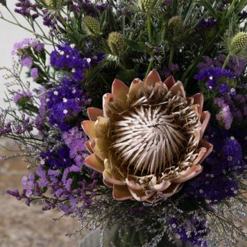 キングプロテアのナチュラルブーケ 記念日 母の日 父の日 敬朗の日 お誕生日祝い お歳暮 お中元 出産祝い お祝い ギフト お歳暮 贈り物 発表会 展覧会 音楽会 花束 フラワーアレンジメント ワイルドフラワー ブーケ