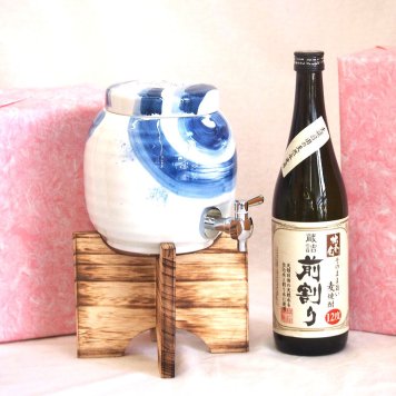 国産有田焼 焼酎サーバー1500cc木代付セット(14.5×15.5cm 1.1kg)井上酒造 本格麦焼蔵詰前割り酎独奏会りさいたる12° (大分県) 720ml