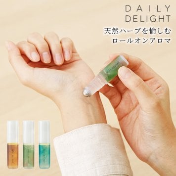 デイリーディライト 天然ハーブを愉しむロールオンアロマ アロマオイル ハーブ オレンジ お手軽 持ち運び 小さめ リラックス 寝室 デスク デイリーディライト 天然ハーブ 天然精油 和漢植物エキス ギフト プレゼント メール便 無料ラッピング 女性 男性 母の日 誕生日 メッセージカード