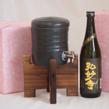 国産美濃焼 焼酎サーバー1200cc木代付セット(13.5×15.5cm 1.6kg)井上酒造 本格麦焼酎 ゴルフ寺弘妙寺 (大分県) 720ml