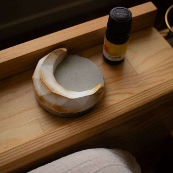 【カラーが選べる】michikake moon stone《月の満ち欠けを映す 三日月のアロマストーン》火を使わない香るインテリア