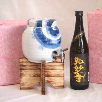 国産有田焼 焼酎サーバー1500cc木代付セット(14.5×15.5cm 1.1kg)井上酒造 本格麦焼酎 ゴルフ寺弘妙寺 (大分県) 720ml
