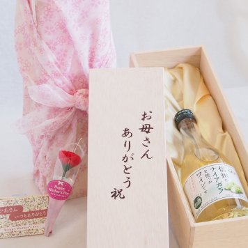 母の日 お母さんありがとう木箱セット 信州ナイアガラを使ったワイン (長野県) 500ml 母の日カードとカーネイション付