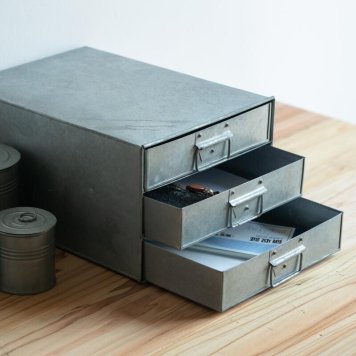 懐かしさを感じるブリキの素材感 ＜引出3段収納BOX＞アンティーク調 レトロ ボックス ヴィンテージ調 インダストリアルテイスト インテリア キッチン アウトドア