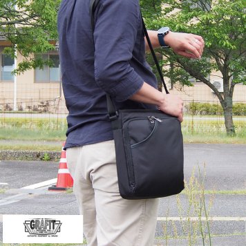 GRAFIT 軽量 撥水ナイロン 縦型 ショルダーバッグ ブラック 男性大人/おしゃれ/肩掛け/鞄/