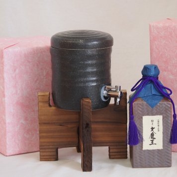 国産美濃焼 焼酎サーバー1200cc木代付セット(13.5×15.5cm 1.6kg)濱田酒造 本格芋焼酎 長期貯蔵芋原酒特上大魔王 (鹿児島県) 600ml